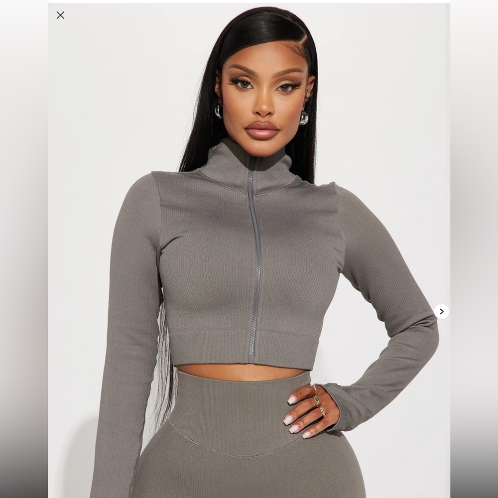 5/$12💕 Gray Ribbed Long Sleeve Crop Top